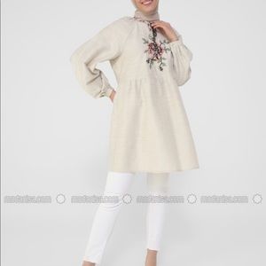 Cream / white. Crew neck top/tunic.